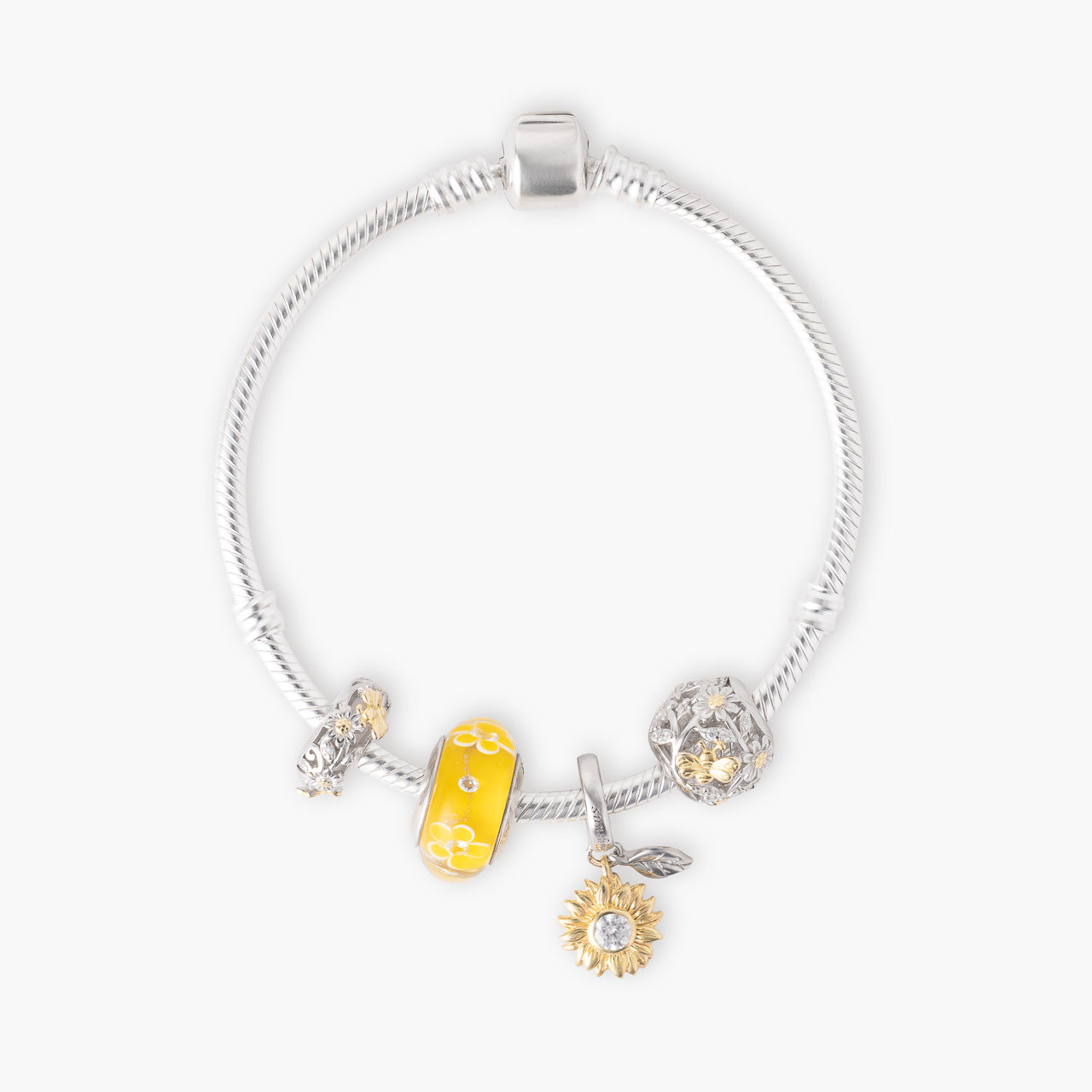 Armband mit Charms Set BEE YELLOW aus 925 Sterling-Silber, Flatlay – Charmerie