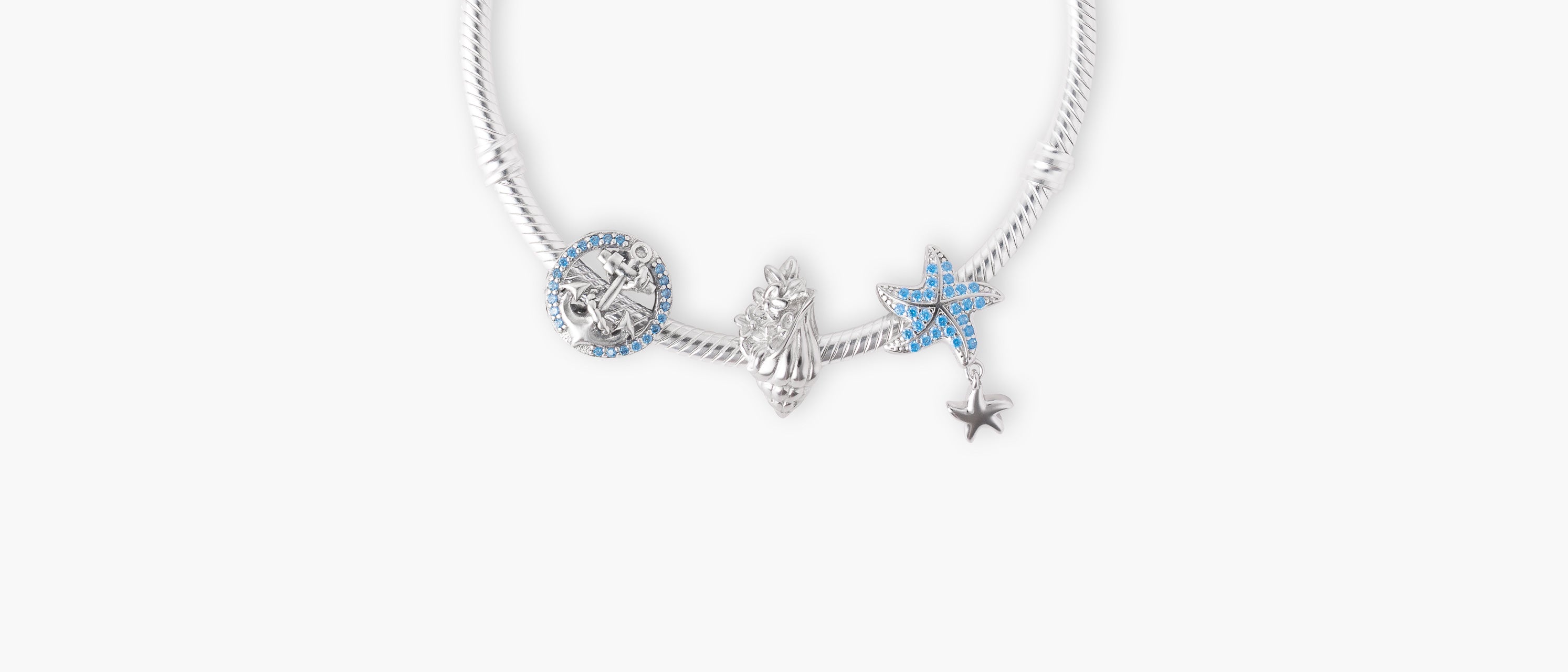 Armband mit Charms Set BLUE OCEAN aus 925 Sterling-Silber, Flatlay – Charmerie