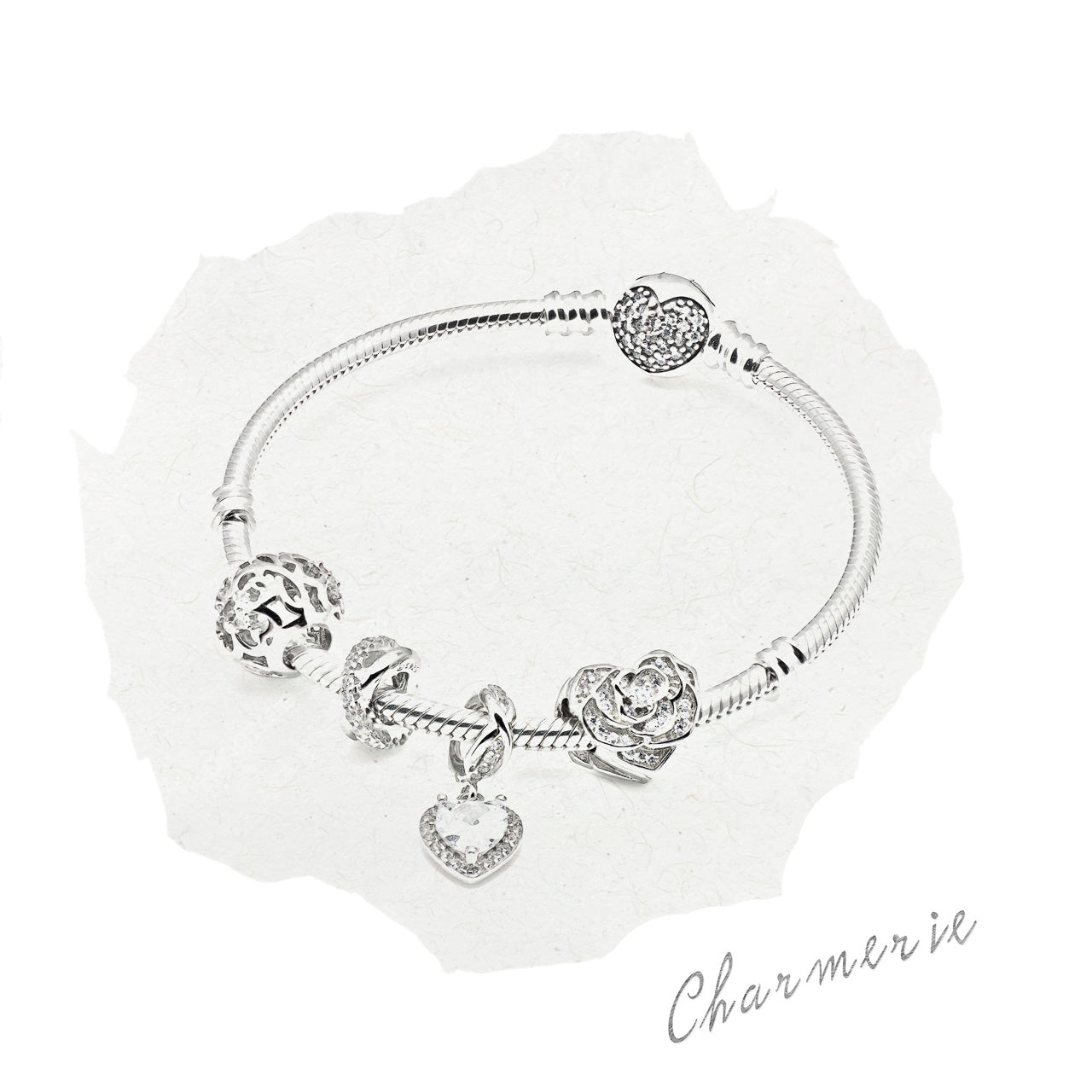 Skizzenhafte Darstellung eines Charmerie Armbands mit Charms aus 925 Sterling-Silber – Symbol für die Idee hinter Charmerie