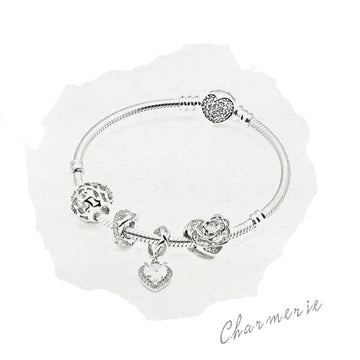 Skizzenhafte Darstellung eines Charmerie Armbands mit Charms aus 925 Sterling-Silber – Symbol für die Idee hinter Charmerie