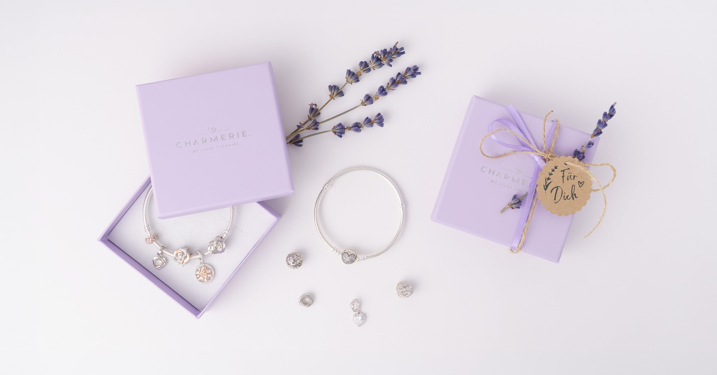 Liebevoll verpackte Charmerie Armband-Sets mit Lavendel und handverlesenen Charms aus 925 Sterling Silber