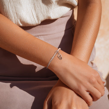 Frau trägt Armband und Herz-Charm von Charmerie aus 925 Sterling-Silber