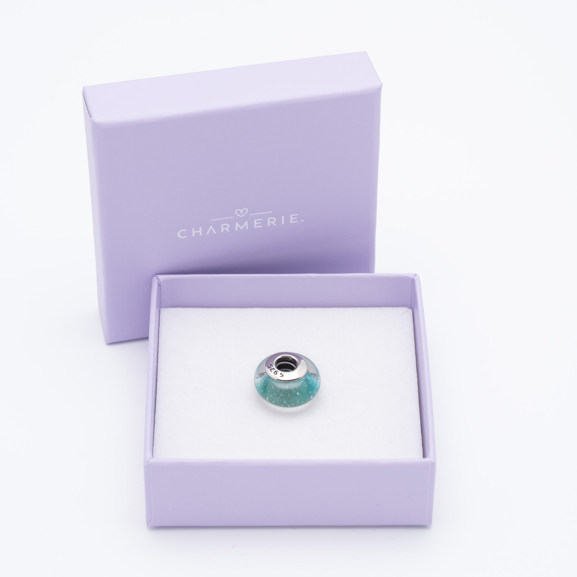 Grüner Glas Charm mit Luftblasen aus 925 Sterling-Silber in Charmerie Geschenkbox